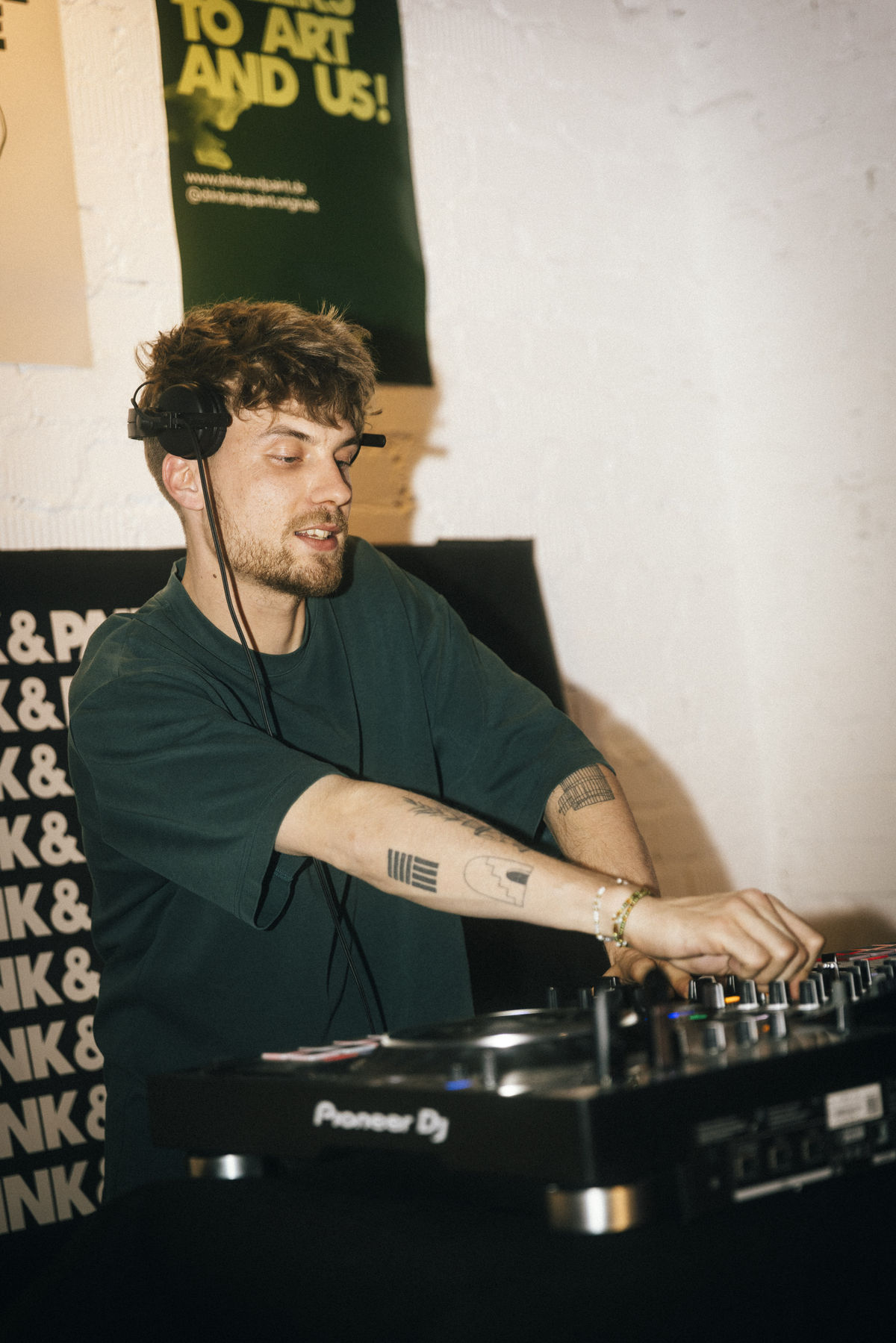 Sasuma am Pioneer-DJ-Set bei Drink & Paint