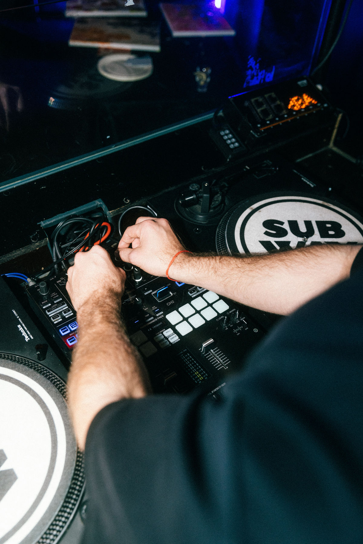 Detailaufnahme beim Mixen auf dem DJ-Set