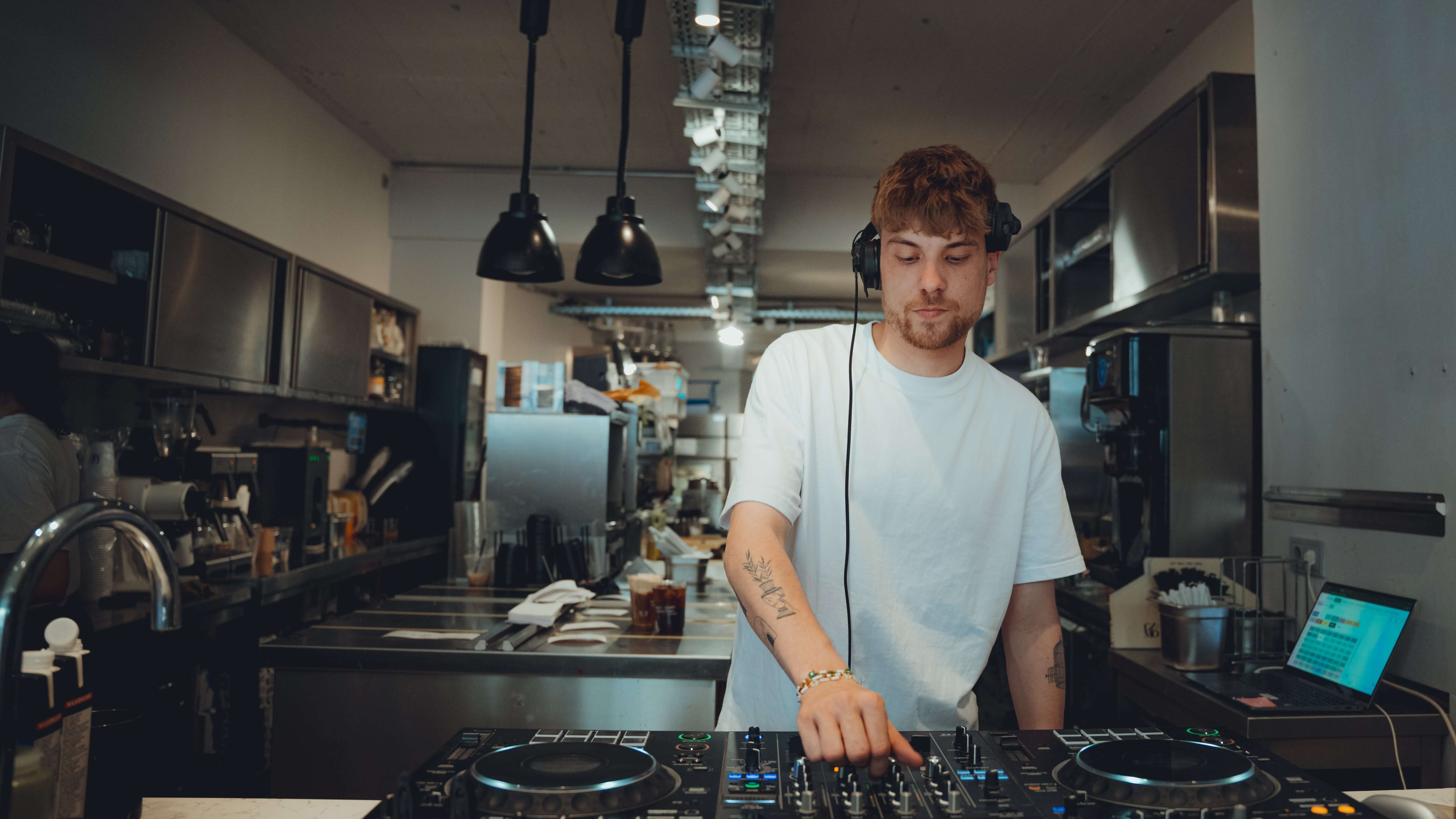 Sasuma am DJ-Pult bei Drink & Paint