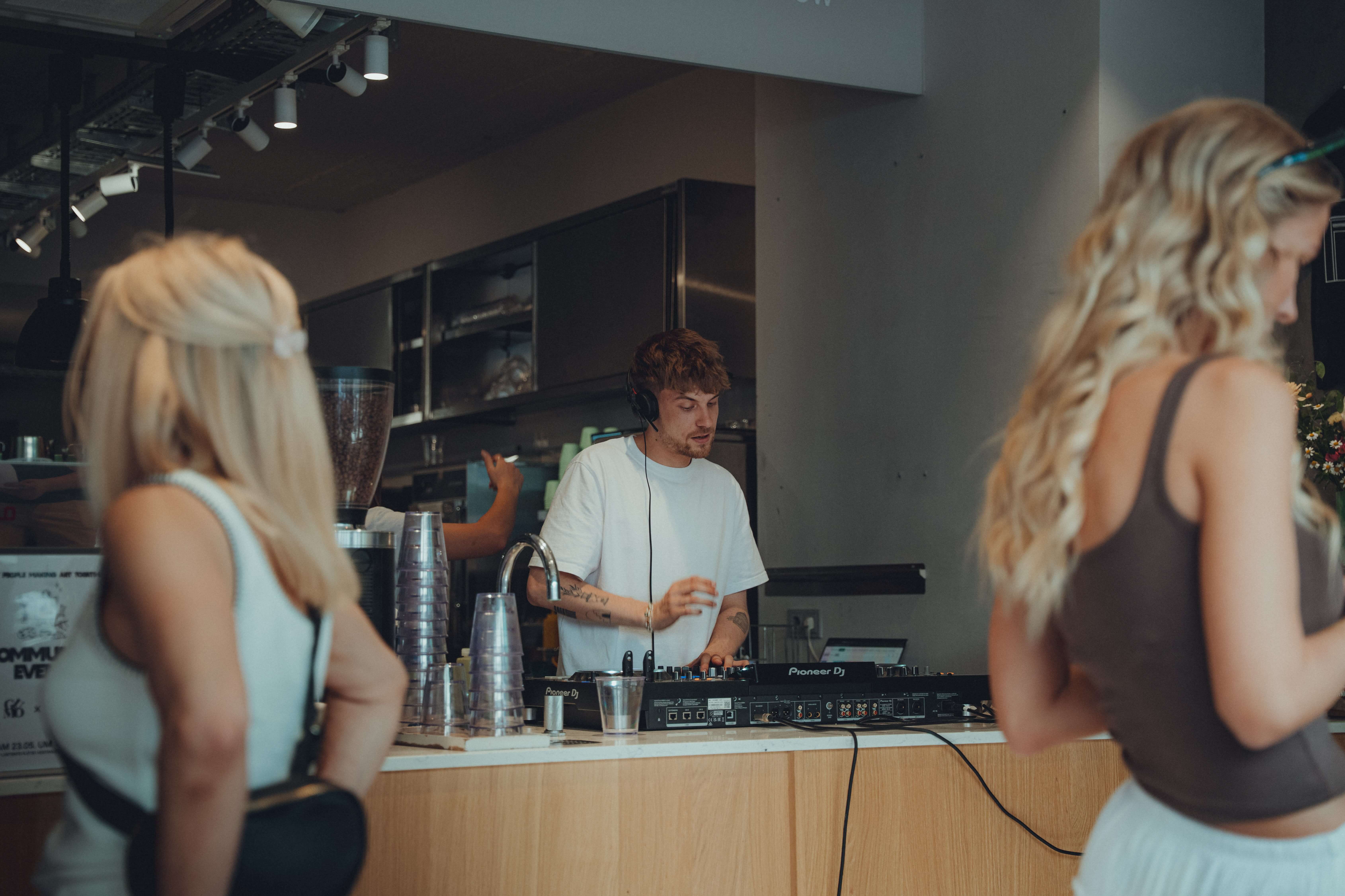 Sasuma am DJ-Set mit Gästen bei Brunch & Paint