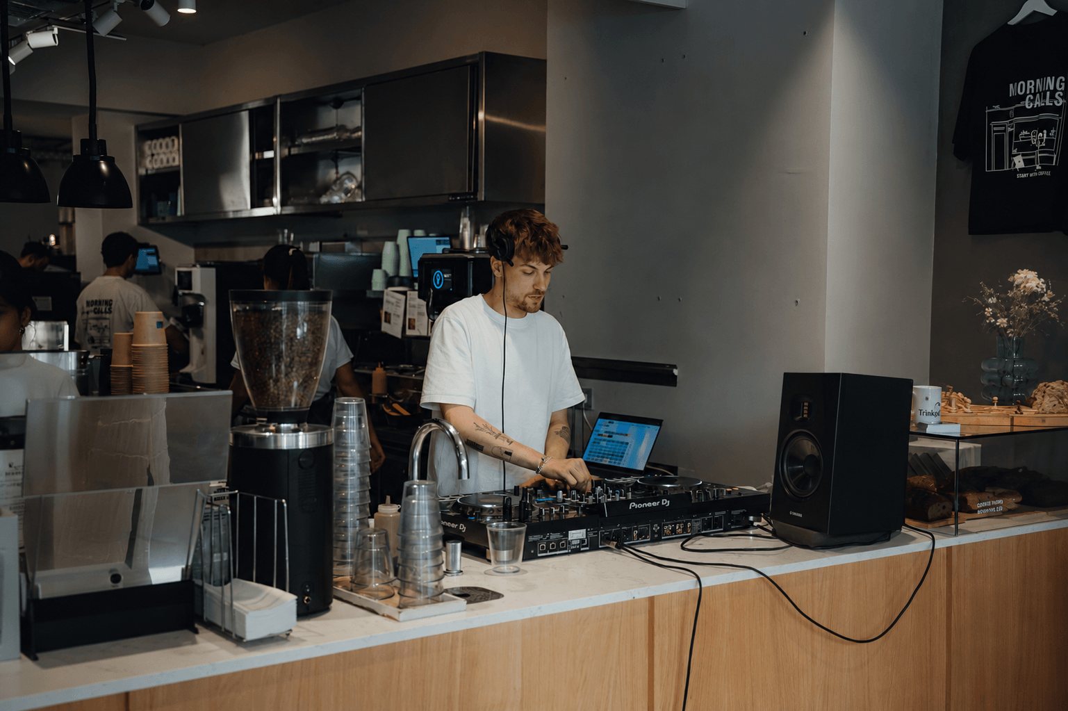 Sasuma am DJ-Set bei Brunch & Paint in der GuMo Brunch-Bar