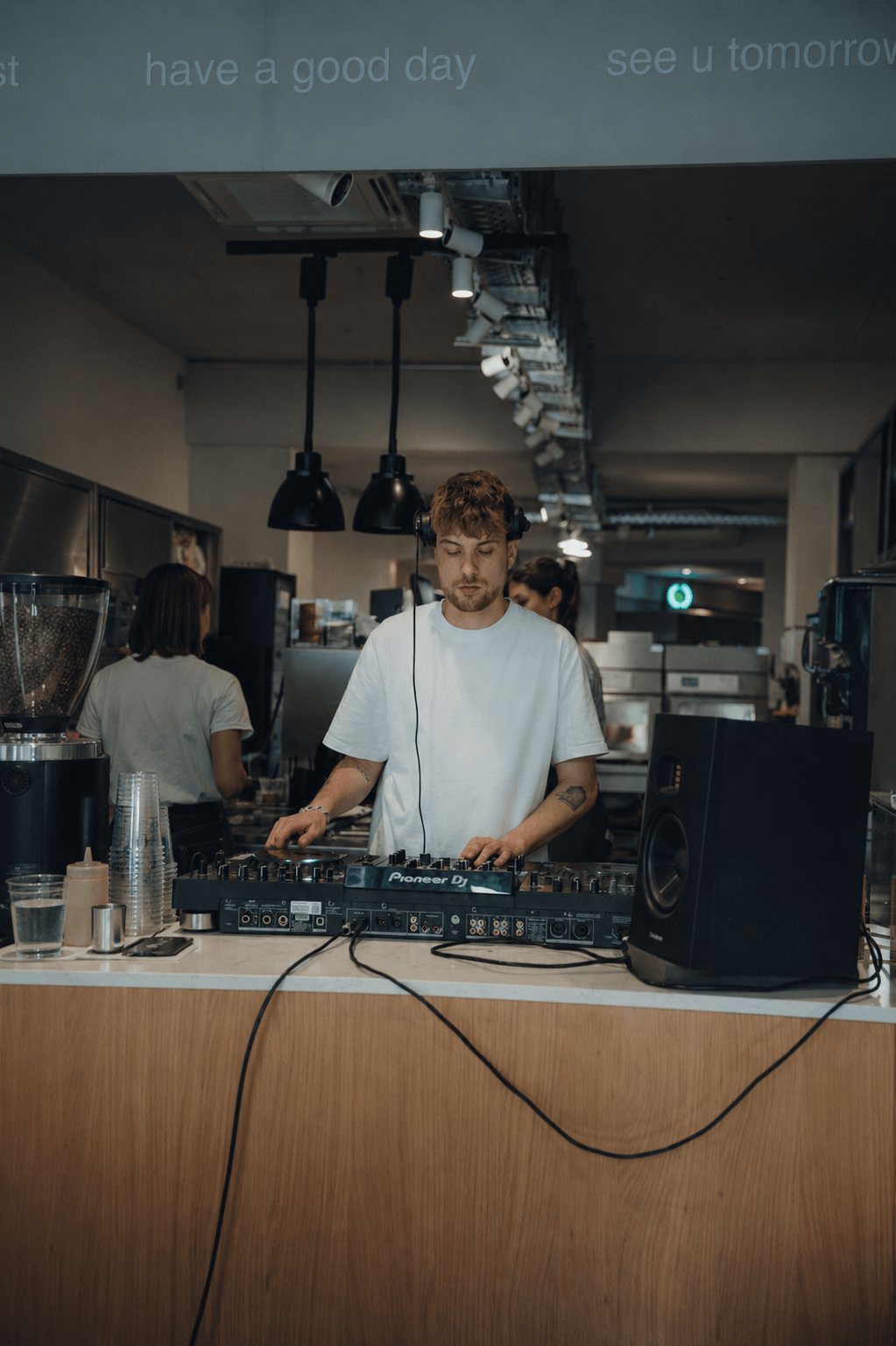 Sasuma am Pioneer-DJ-Set in der GuMo Brunch-Bar