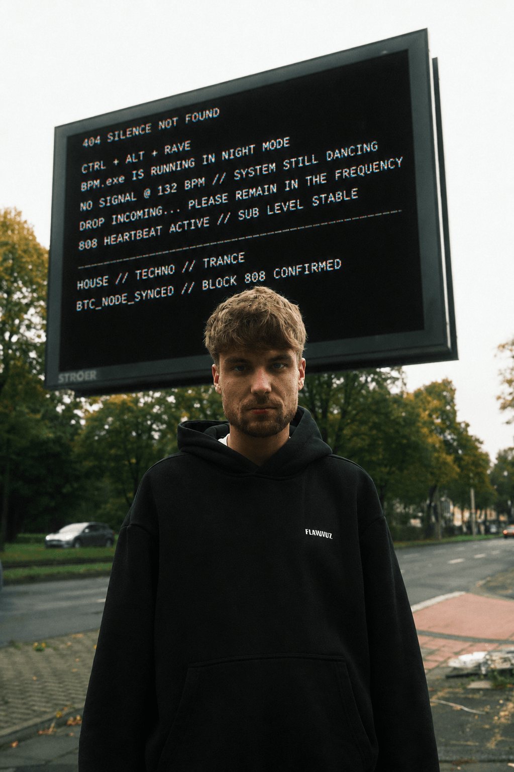 Portrait von Sasuma vor einer digitalen Plakatwand mit Techno-Sprüchen